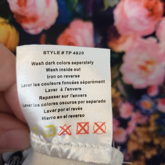 Parisian Collection Cute Floral Crop Top w V-Neck - Picture 9 of 11